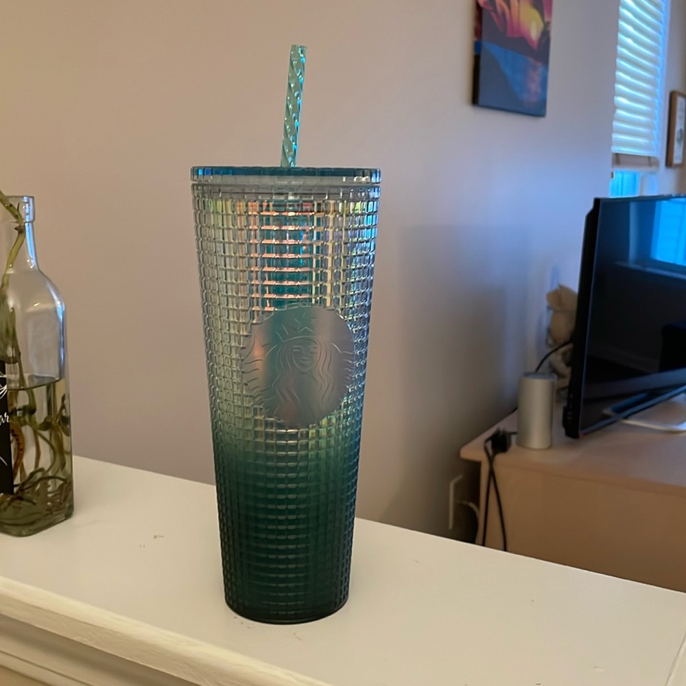 ✨NEW💫Starbucks Winter 2023 Green Ombre Grid Iridescent to Matte Cup💚